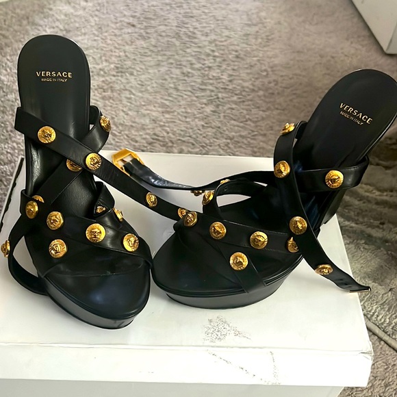 Beautiful Versace platform heels - Picture 1 of 4